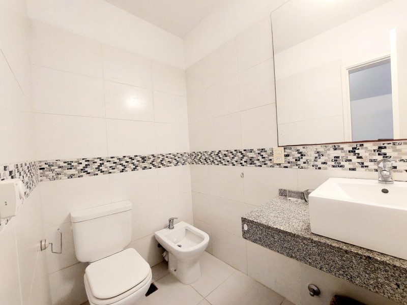 Moderno chalet en alquiler en Montoya, La Barra a una cuadra del mar.